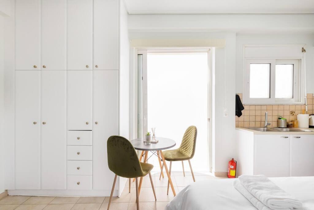 Adorable Sunny Studio With Private Balcony I เอเธนส์ ภายนอก รูปภาพ